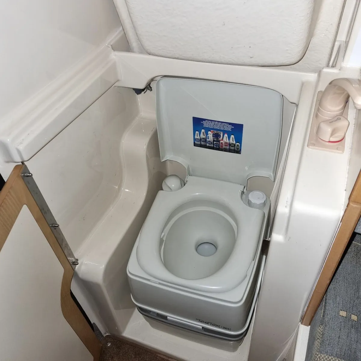2005 Romahome Camper - Image 4