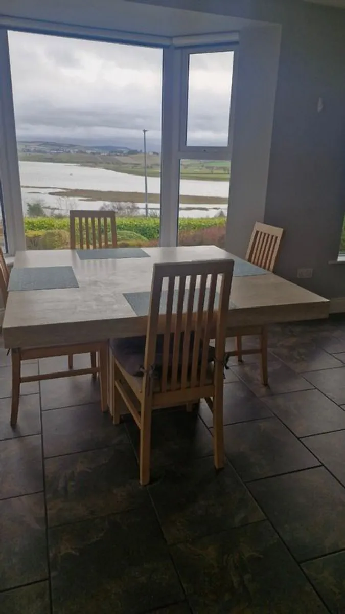 Dining room table - Image 1