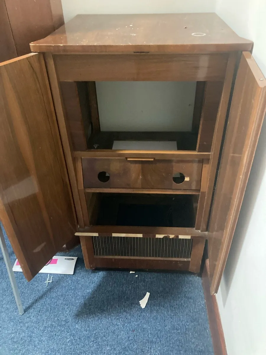 1950s walnut radio cabinet - Image 2