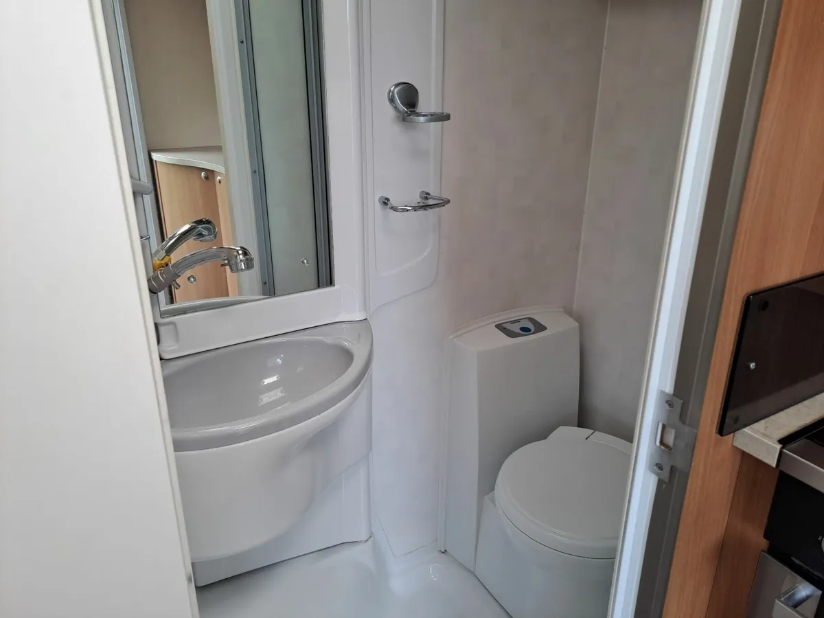 SWIFT CHARISMA 220 2 BERTH CARAVAN 2009 - Image 2