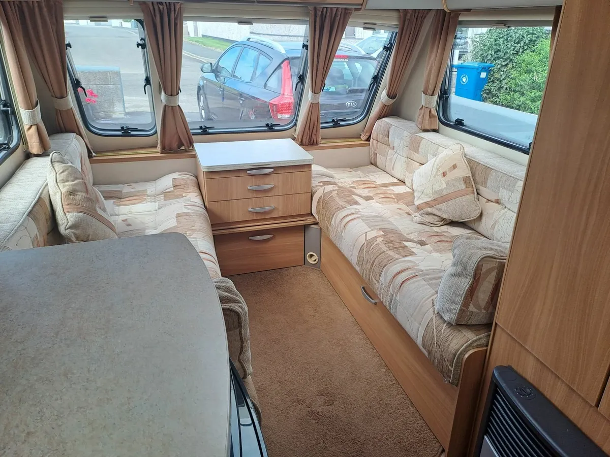 SWIFT CHARISMA 220 2 BERTH CARAVAN 2009 - Image 4