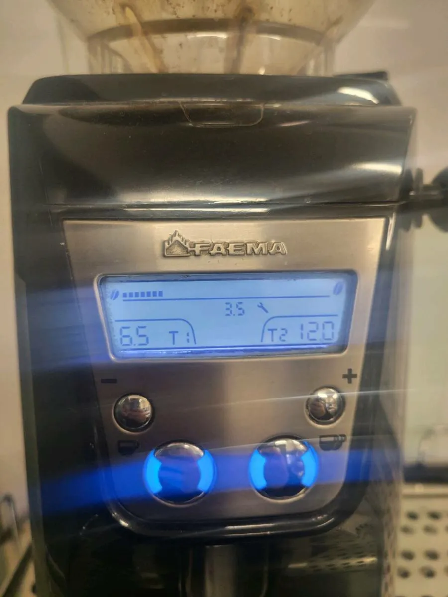 Traditional Barista coffee Machine and Grinder - Image 2