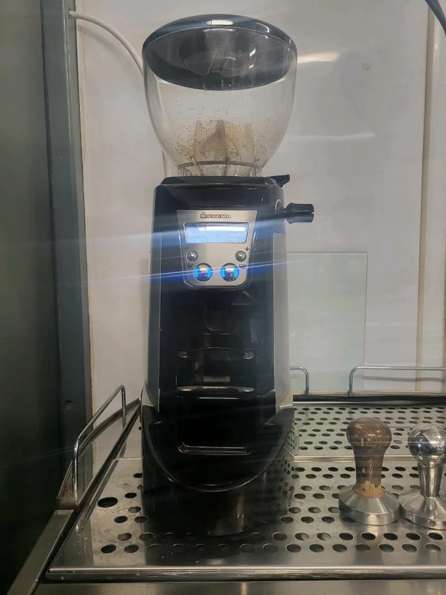 Traditional Barista coffee Machine and Grinder - Image 3