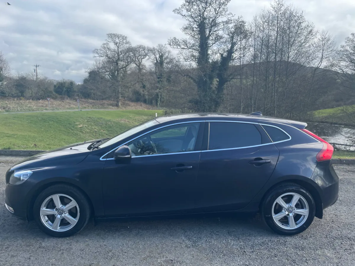Volvo V40 2016 , cream leather - Image 2
