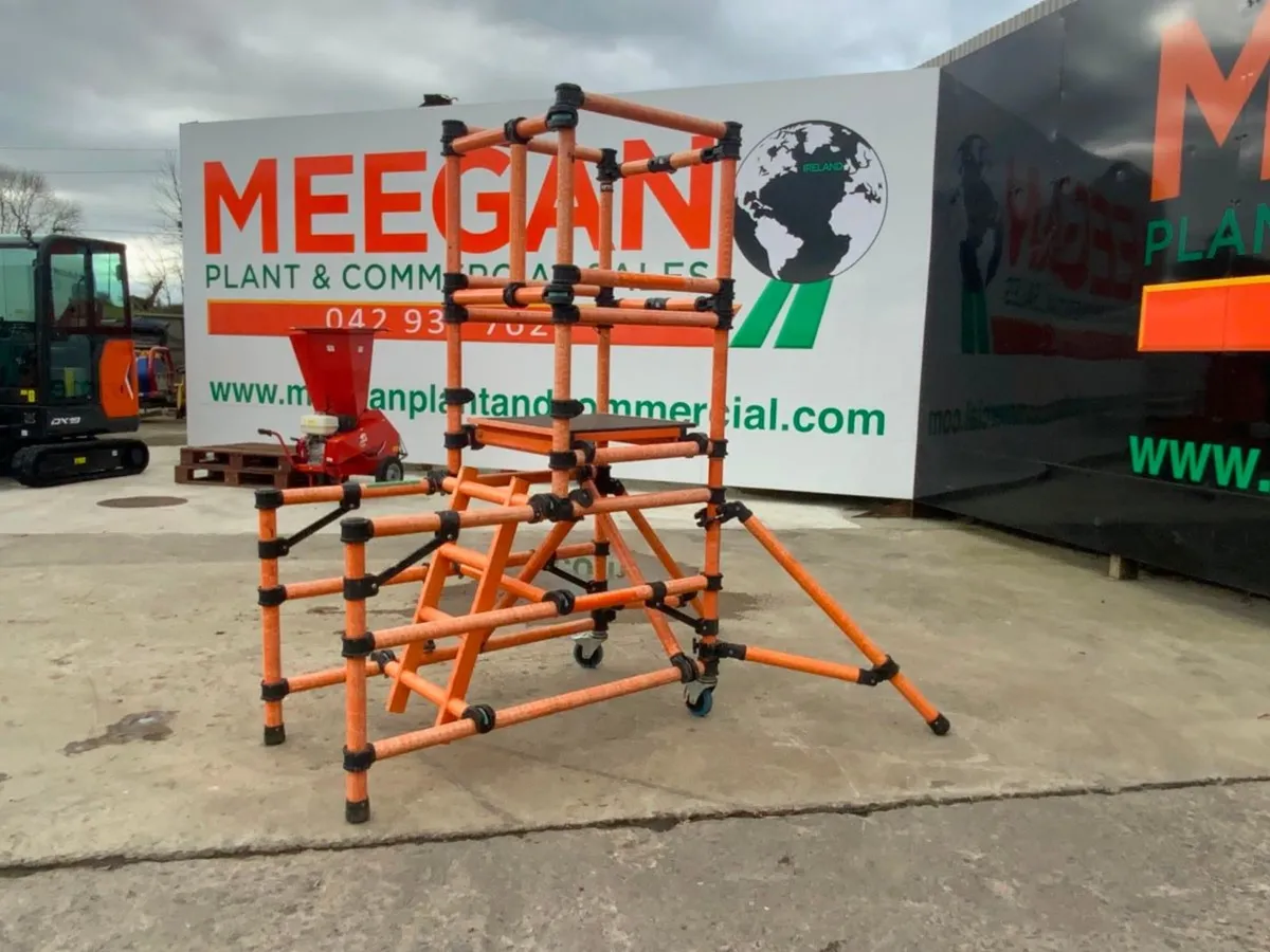 INSULATED GRP PODIUM ACCESS PLATFORM....712. - Image 1