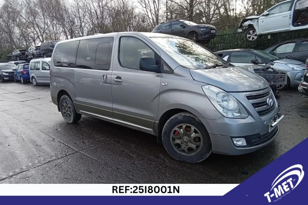 2013 HYUNDAI I800 BREAKING FOR PARTS - Image 1