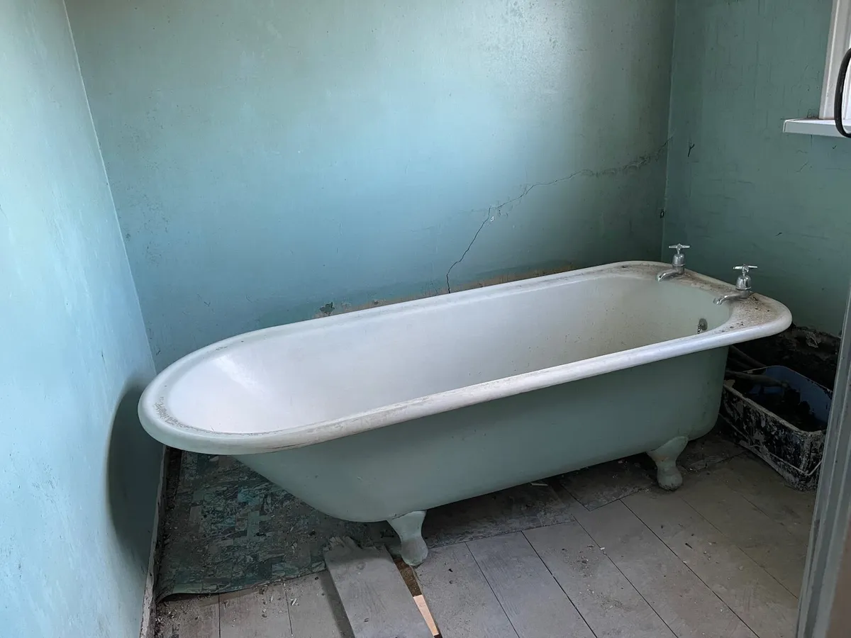 1920’s Cast Iron Claw foot bath - Image 1