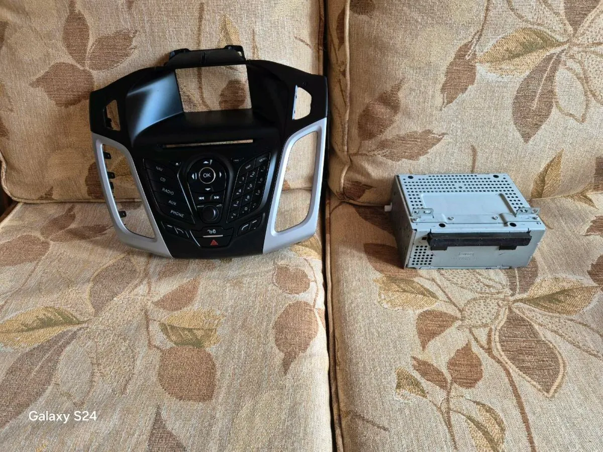 2014 focus radio and control unit - Image 1
