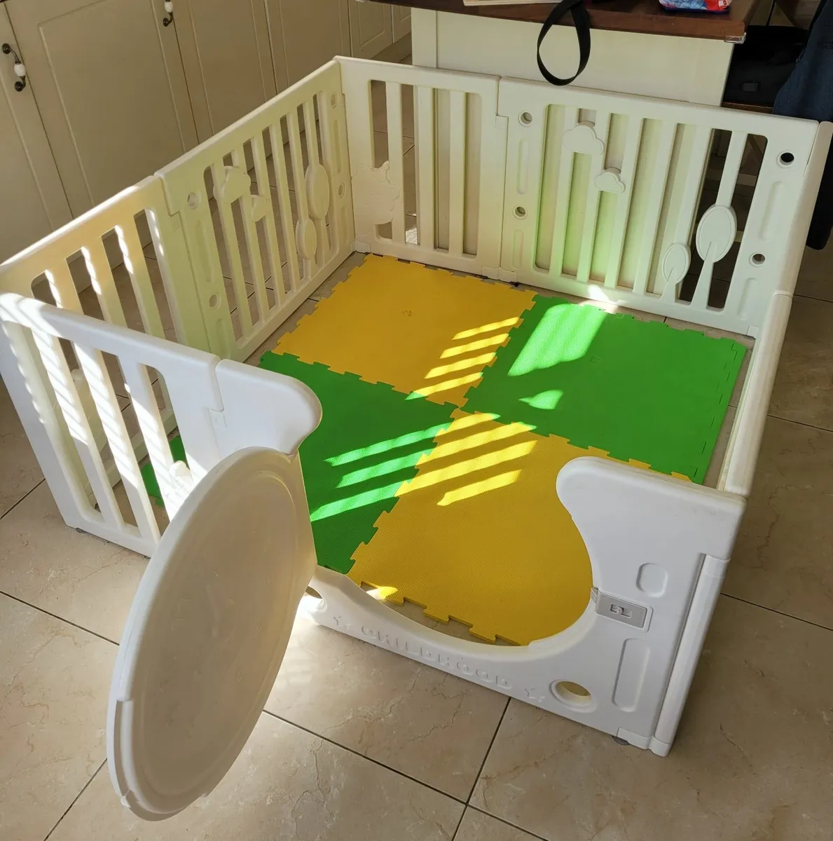 Baby Play Pen & 4 interlocking soft mats - Image 2