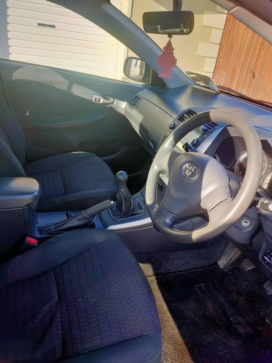 08 Toyota Corolla - Image 3