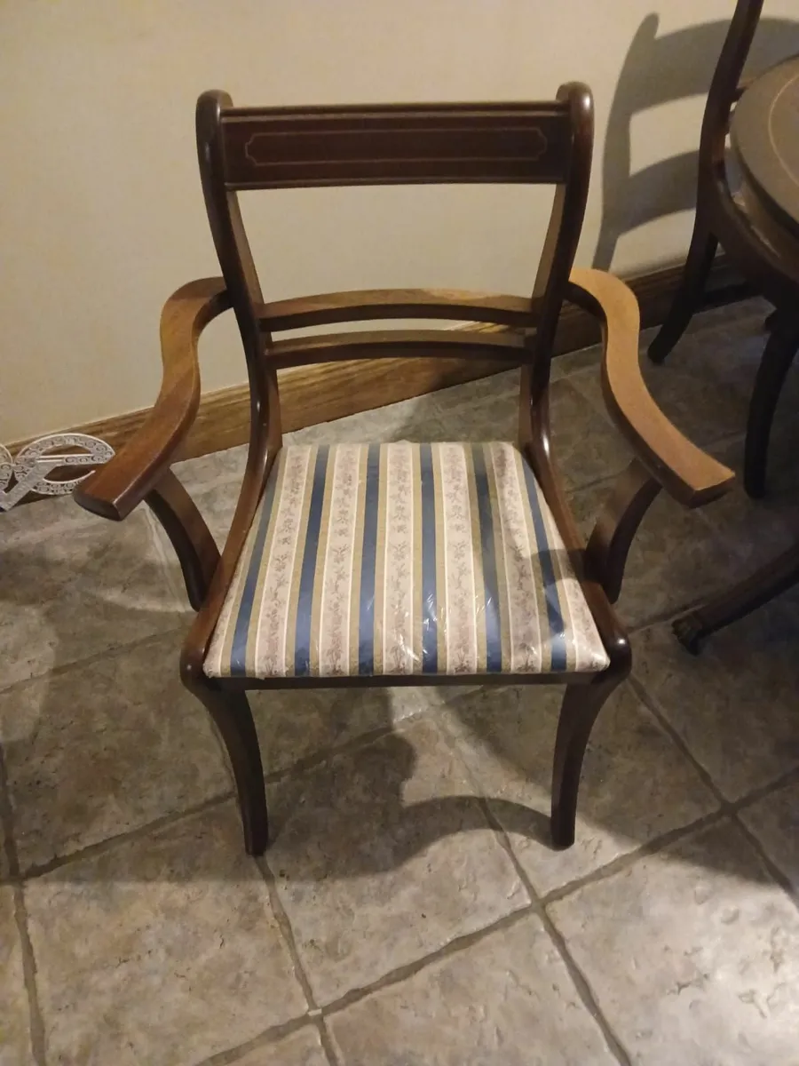 Table and chairs - Image 2