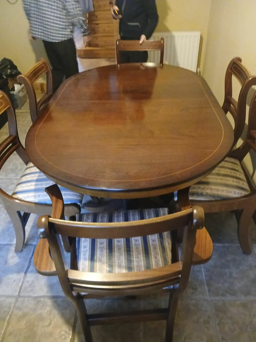 Table and chairs - Image 1