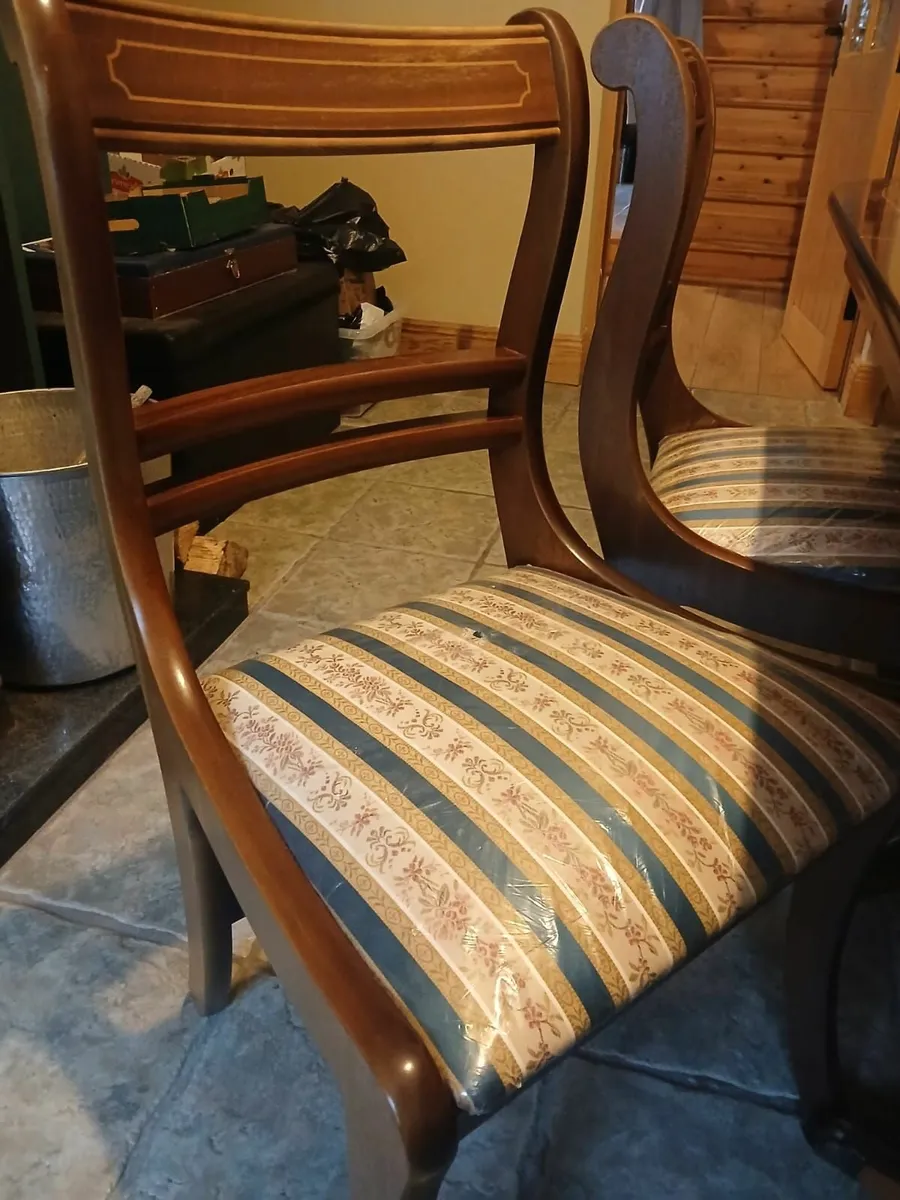 Table and chairs - Image 3