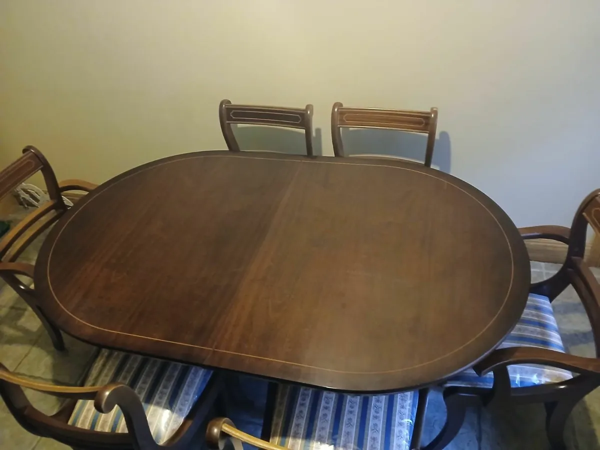 Table and chairs - Image 4