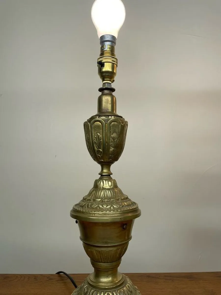 Gorgeous Pair of Vintage Brass Table Lamps. - Image 3