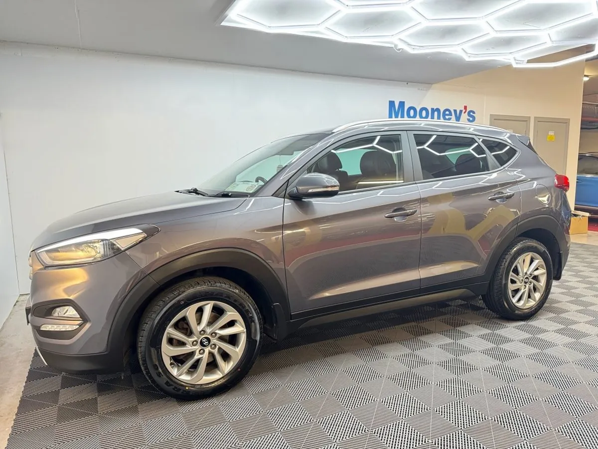Hyundai Tucson 1.7 D Executive Black Leather. Gre - Image 4