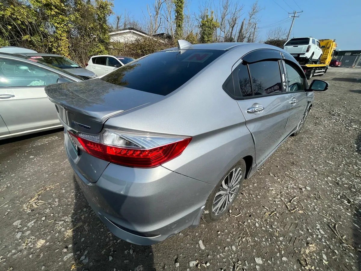 Honda Grace 2018 light front damage - Image 2