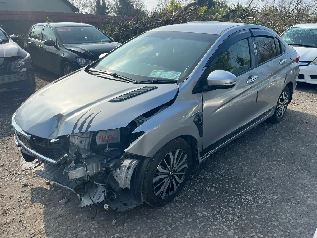 Honda Grace 2018 light front damage - Image 4