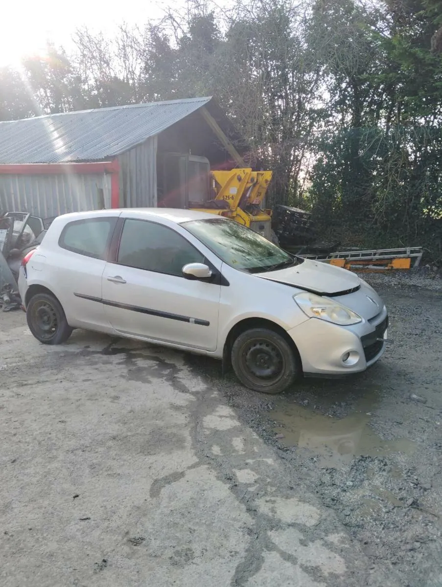 Breaking Renault Clio 2010 petrol - Image 1
