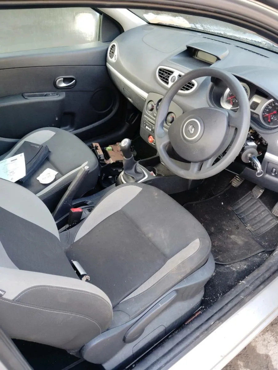 Breaking Renault Clio 2010 petrol - Image 2