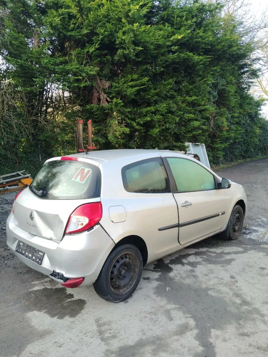 Breaking Renault Clio 2010 petrol - Image 3
