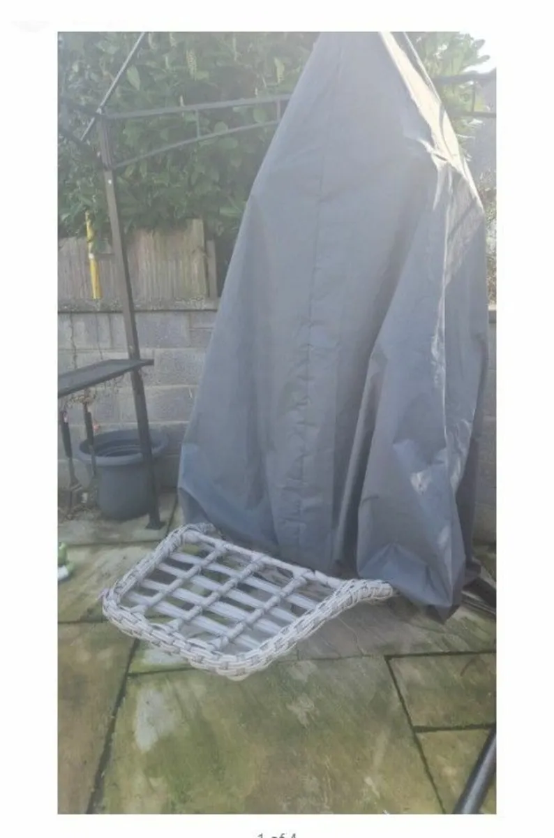 EGG CHAIR and ACQUARIUM - Image 1