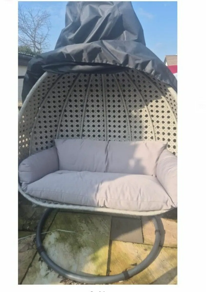 EGG CHAIR and ACQUARIUM - Image 2