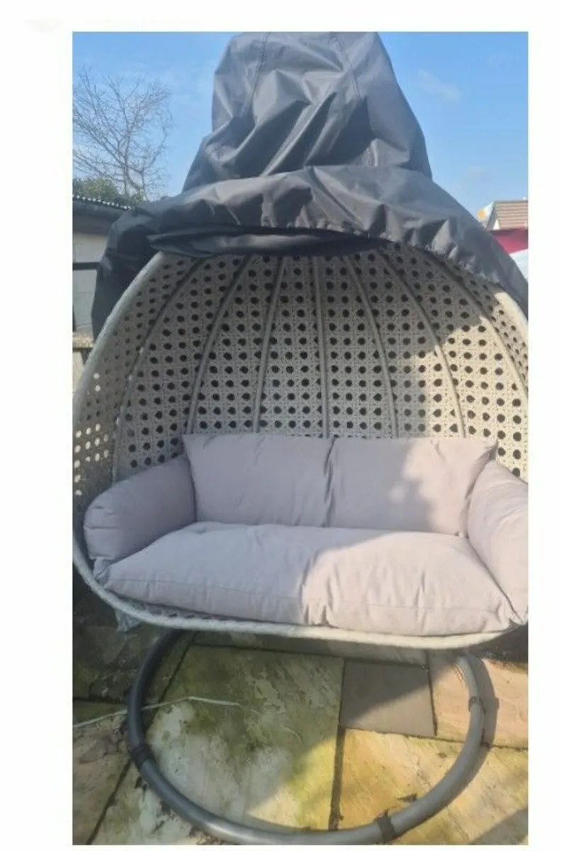 EGG CHAIR and ACQUARIUM - Image 4