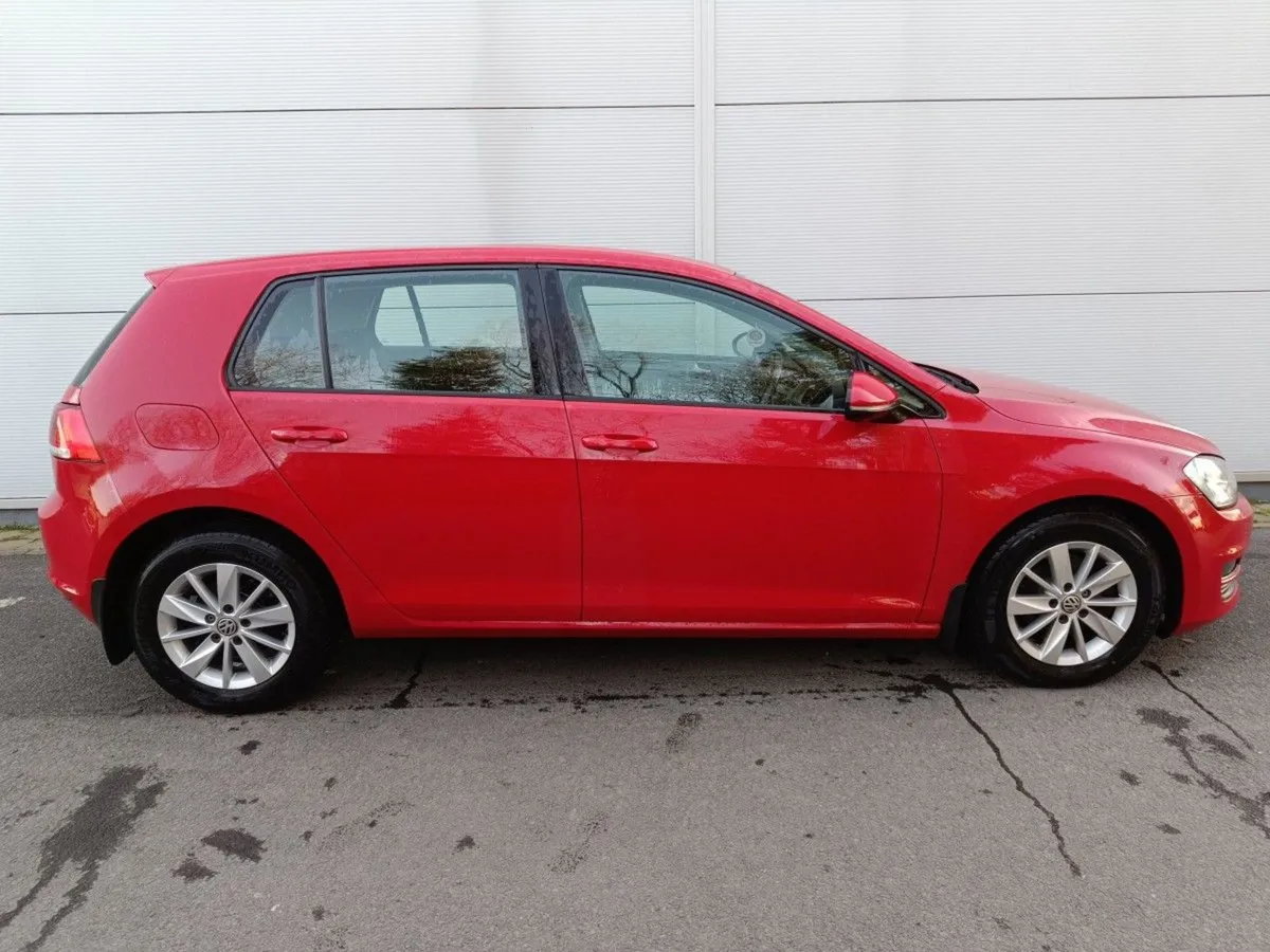Volkswagen Golf 1.6 TDI 5DR 110HP Bluemotion - Image 2
