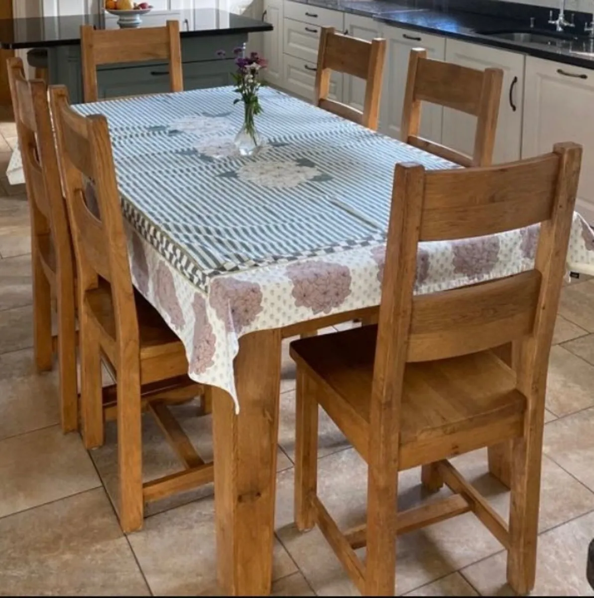 Oak dining table & 6 chairs - Image 1