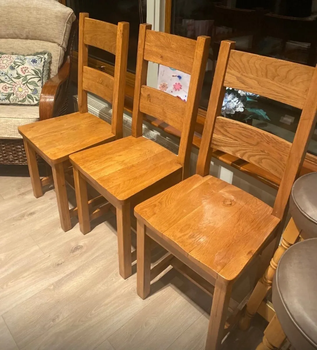 Oak dining table & 6 chairs - Image 3