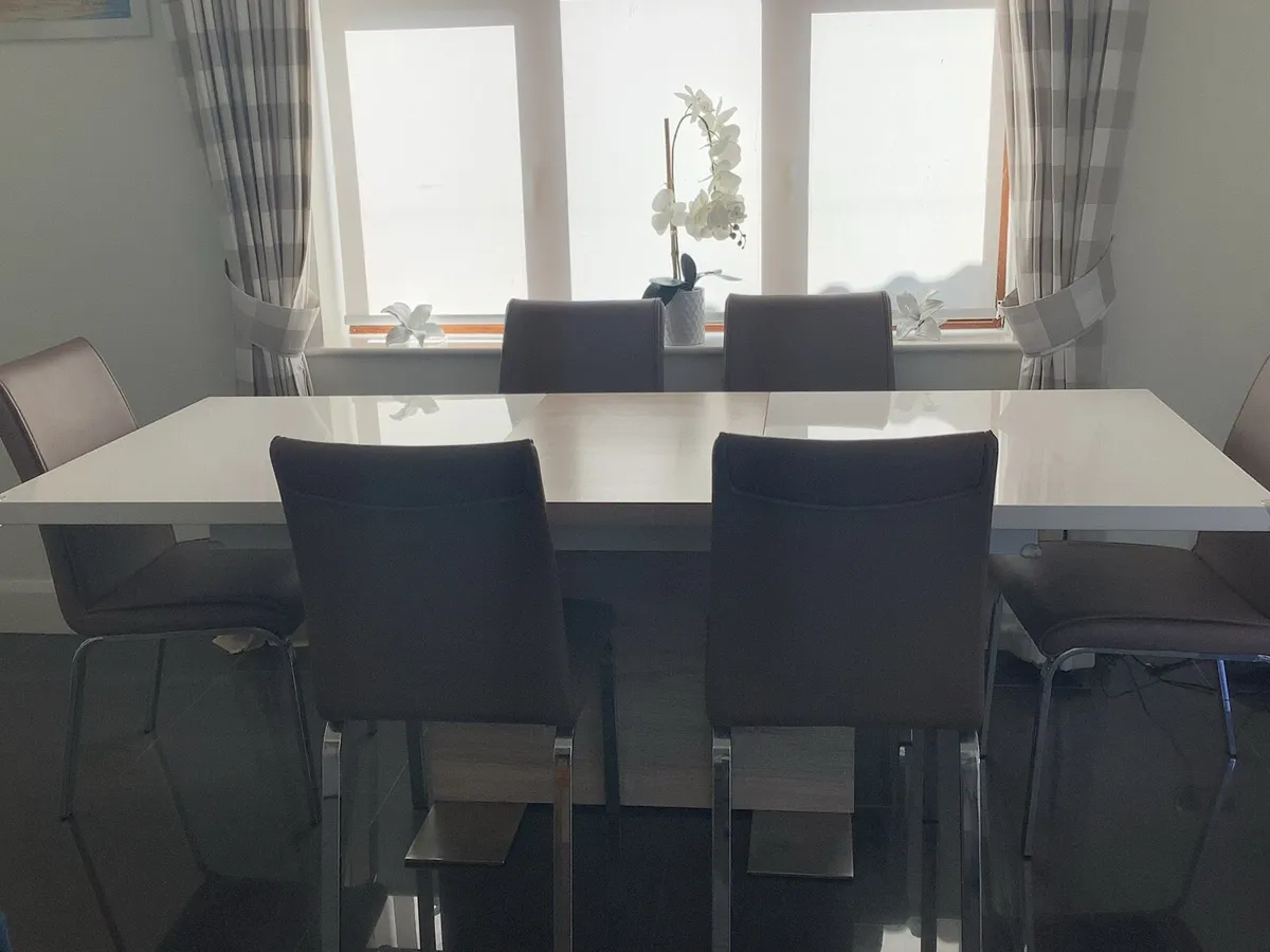 Dining Table & Chairs - Image 4