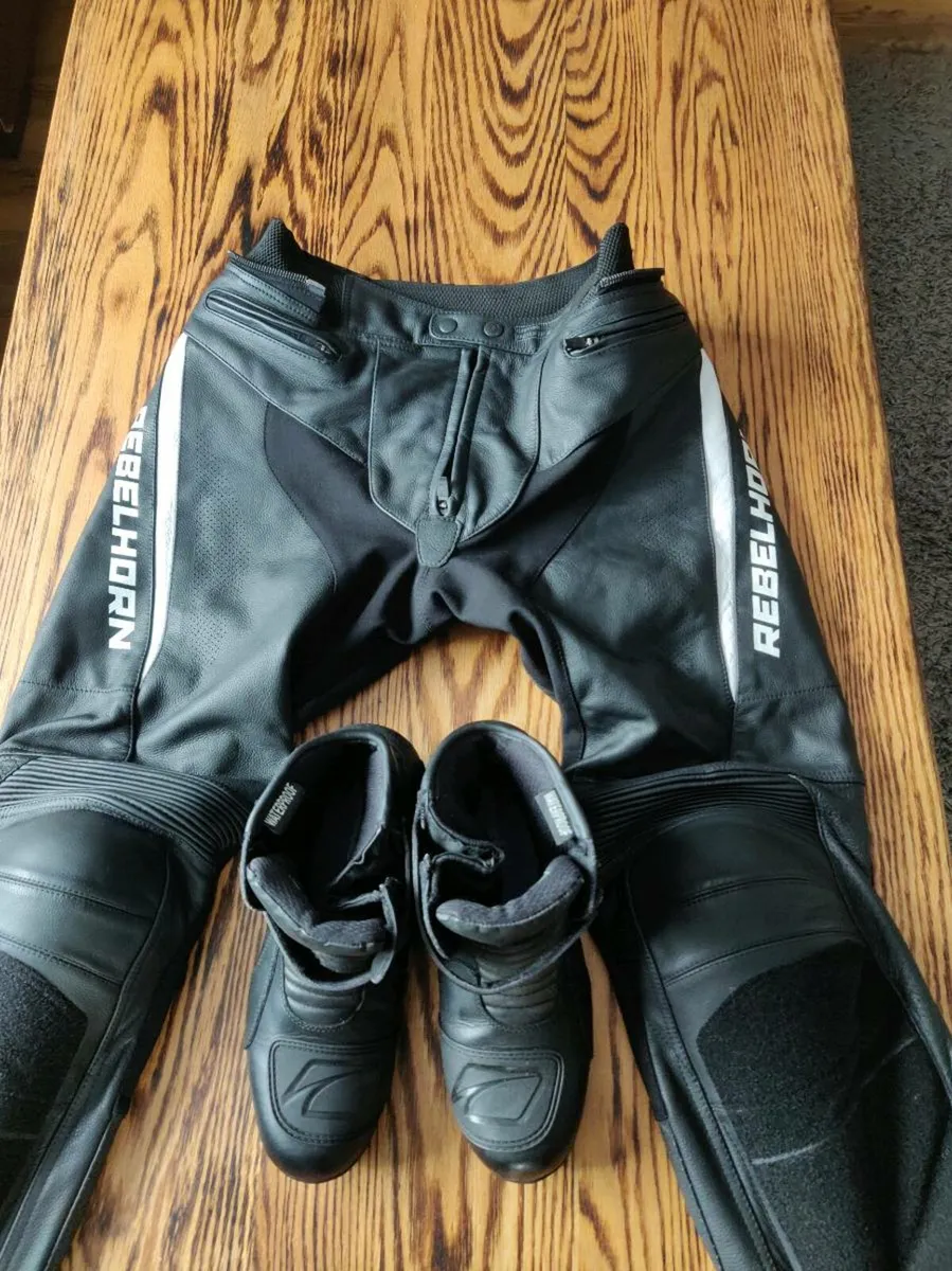 Motorcycle leather trousers and boots - Image 1