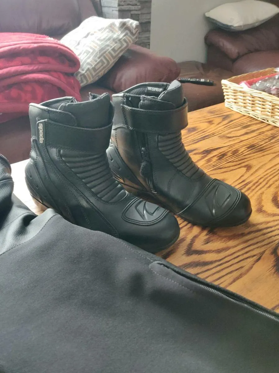 Motorcycle leather trousers and boots - Image 3