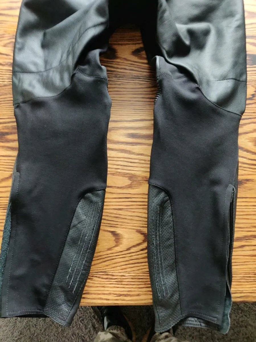 Motorcycle leather trousers and boots - Image 4