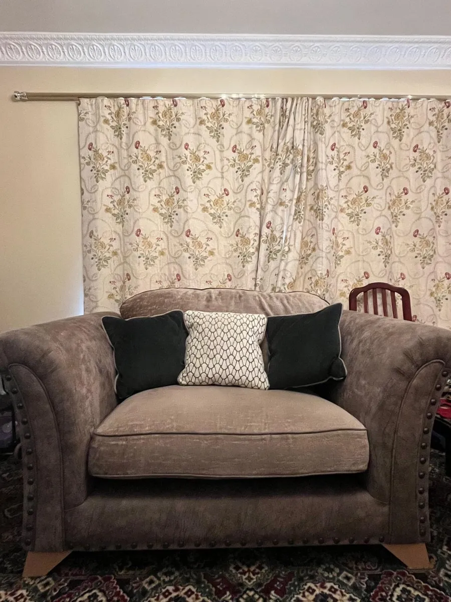 2 Piece Suite of Furniture - Image 1