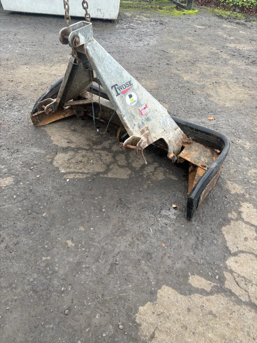 Twose galvanised yard scraper - Image 1