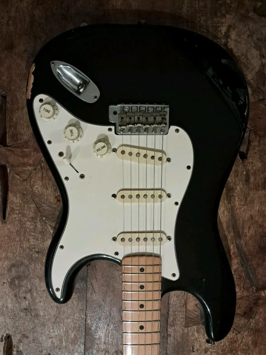 Mexican maplewood Fender Stratocaster - Image 4