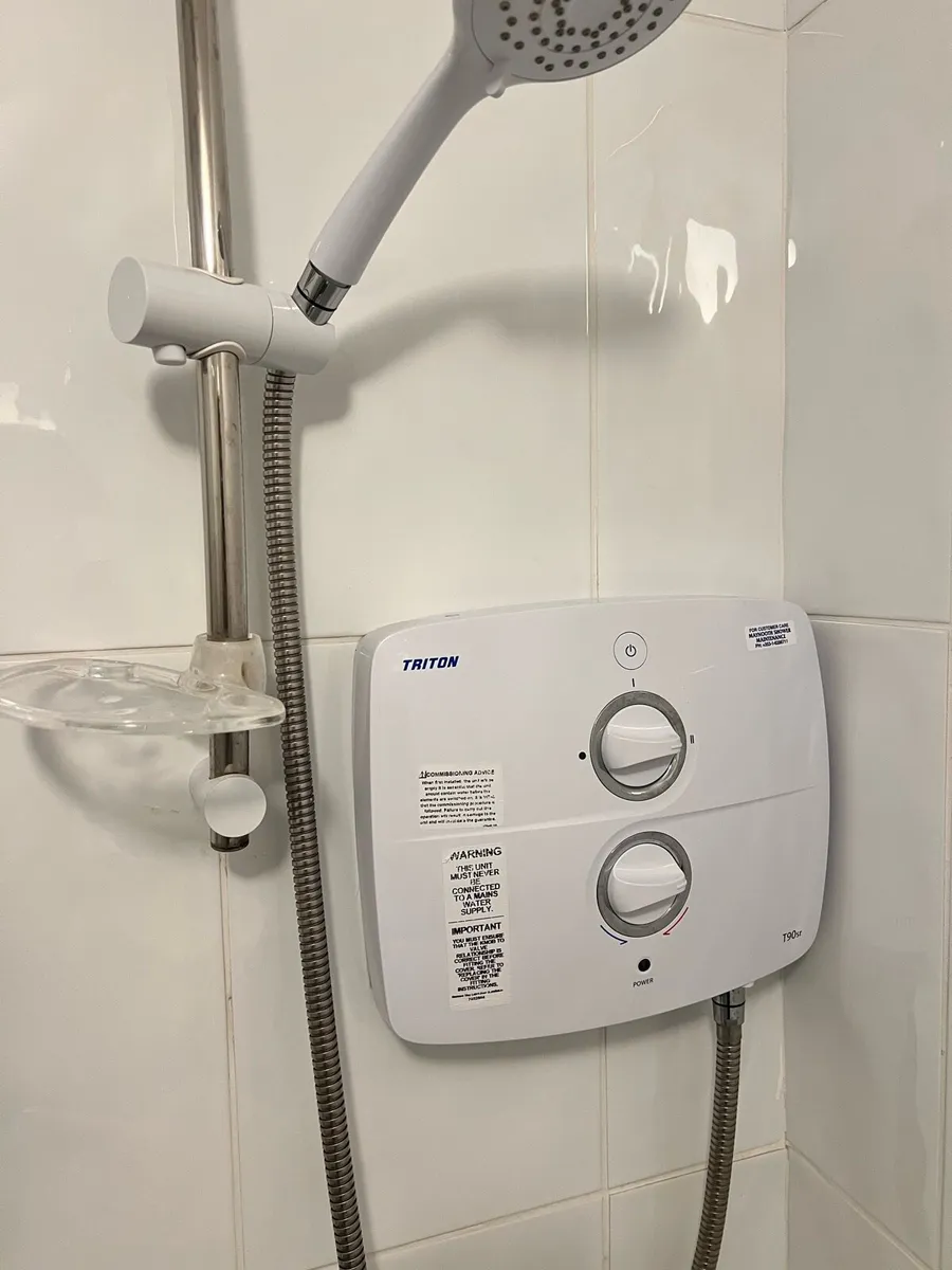 Rad Covers, Blinds, Lights & Triton T90sr Shower - Image 2
