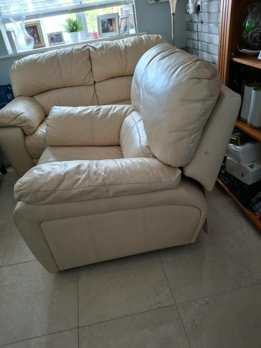 Cream leather manual single recliner - Image 1