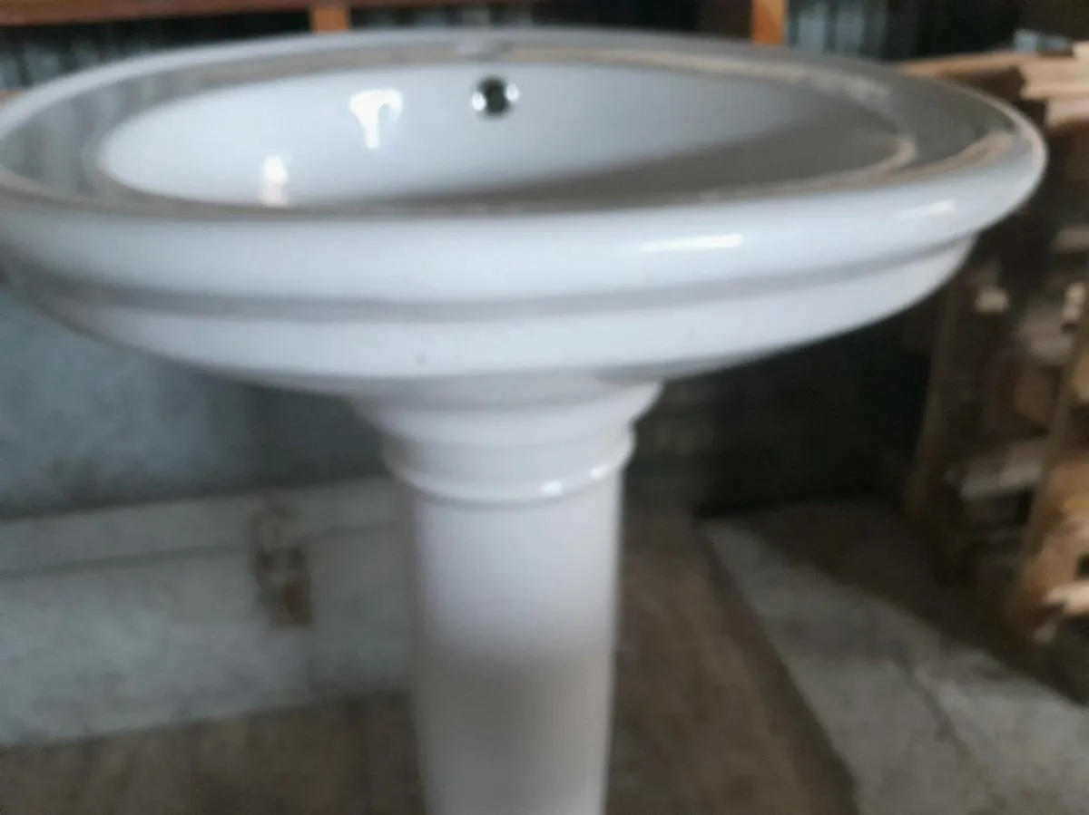 Bathroom basin - Image 2