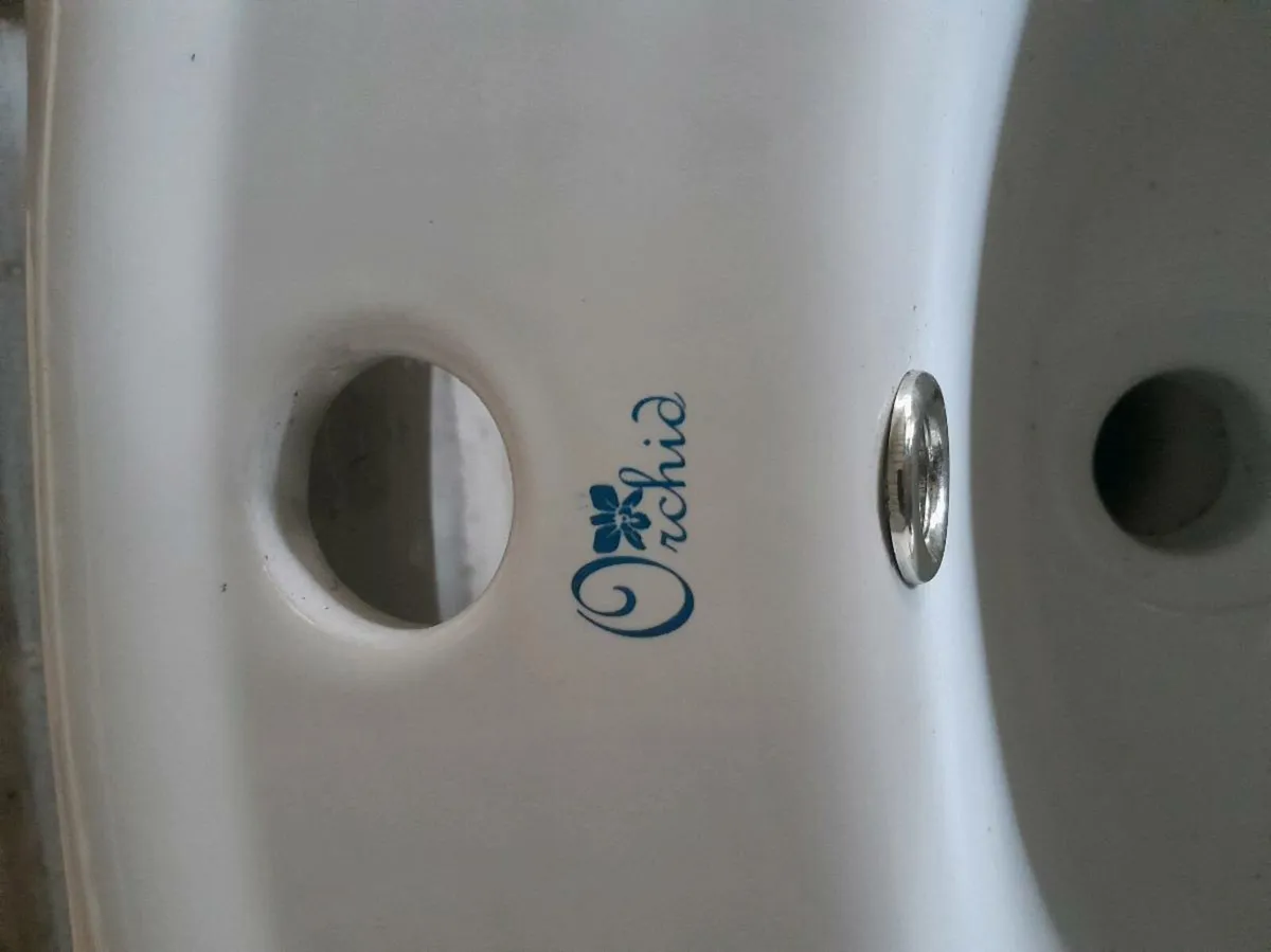 Bathroom basin - Image 3