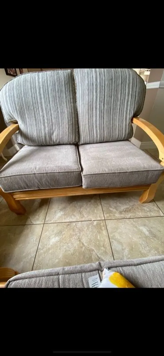 2 seater couch and 2 armchairs - Image 1