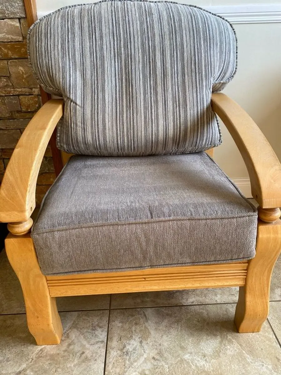 2 seater couch and 2 armchairs - Image 2