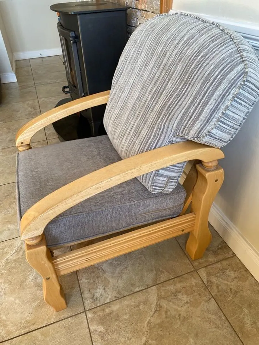 2 seater couch and 2 armchairs - Image 3