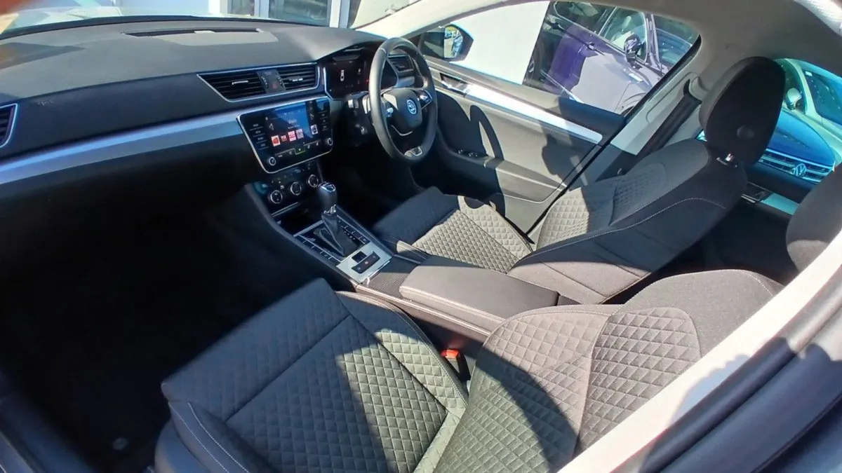Skoda Superb Superb Ambition 2.0tdi 150HP DSG  re - Image 3