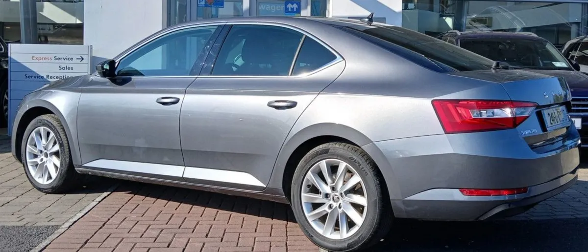 Skoda Superb Superb Ambition 2.0tdi 150HP DSG  re - Image 4