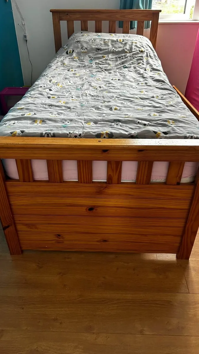 Single bed with pullout 'sleepover' bed underneath - Image 2