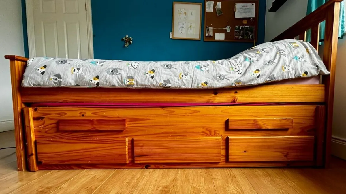 Single bed with pullout 'sleepover' bed underneath - Image 1