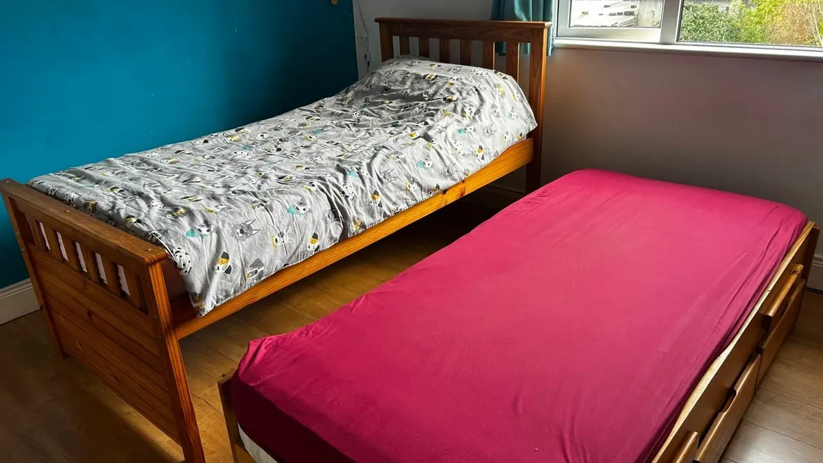 Single bed with pullout 'sleepover' bed underneath - Image 3